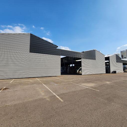 Производство и монтаж двухскатного склада из металлоконструкций для мебельного центра 